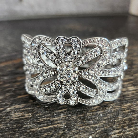 Beautiful Bangle Bracelet - Picture 2 of 6